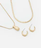 Conjunto de collar de doble cadena dorada, una con dije de gota y otra tipo espiga, y caravanas argollas doradas con efecto martillado.