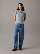Chomba celeste de punto de algodón suave, corte slim, cuello de chomba, tapeta de tres botones, mangas cortas y bordado de Calvin Klein en la misma gama de tonos en el pecho.