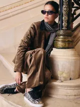 Blazer clásico color marrón de simil terciopelo con bolsillos delanteros y forro estampado.