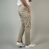 Pantalón chino de corte slim, color azul marino, con bolsillos laterales y traseros.