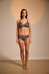 Top de bikini negro con breteles finos y detalle de nudo en el centro del busto.