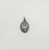 Dije ovalado de plata 925 con la imagen en relieve del Sagrado Corazón de Jesús.