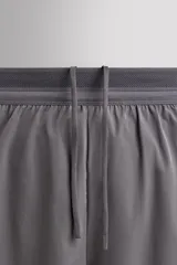 Shorts de running negros confeccionados en tejido técnico ligero y elástico con forro interior.