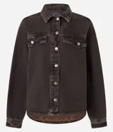 Campera trucker de jeans color marrón oscuro con efecto tintado, cuello clásico, cierre frontal con botones metálicos y bolsillos con solapa abotonada en el pecho.