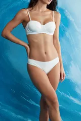 Coulotte de bikini color negro, de corte clásico y tiro bajo.