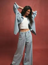 Sobrecamisa celeste de denim con bolsillos frontales y corte holgado.