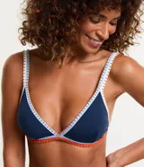 Top de bikini triángulo fijo azul marino con pespuntes en contraste color naranja, blanco y celeste.