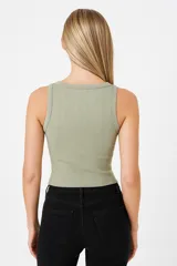 Musculosa negra de bretel ancho, corte al cuerpo y cuello redondo.