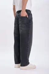 Pantalón de jean negro de corte skater, de tiro medio y pierna ancha.