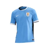 Camiseta de fútbol Nike de la selección uruguaya, modelo oficial 2025. Diseño celeste con detalles en blanco y negro. Incluye logo de Nike y escudo de la AUF. Versión Match, la misma que usan los jugadores en el campo.