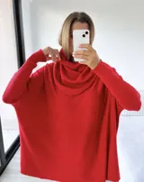 Sweater rojo de tejido de punto, con cuello alto caído y mangas largas ajustadas.