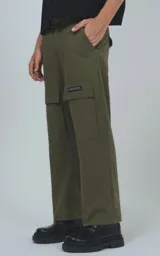 Pantalón cargo verde militar de corte recto y tiro alto, con bolsillos laterales con solapa y etiqueta con logo en la pierna.