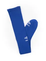 Medias deportivas Umbro para niños, color negro con logo de la marca en blanco. Ideales para fútbol.