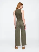Pantalón jean color verde militar, corte wide leg y largo cropped.
