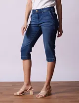 Pantalón capri de jean azul elastizado, marca One Five One. Pretina con pasadores, botón y cierre. Delantera con bolsillos. Trasera con bolsillos simulados.