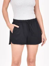 Short negro de tela suave con cintura elástica ajustable con cordón, bolsillos laterales y corte redondeado en los laterales.