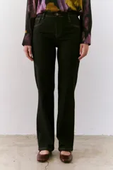 Pantalón de jean negro de corte recto con costuras en color ocre.