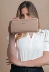 Billetera color beige con doble compartimento con cierre, correa de mano y logo de la marca en el frente.