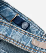 Pantalón de jean wide leg color celeste claro, con bolsillos embutidos y recortes marcados. Presenta bolsillos traseros tradicionales y ruedo sencillo.