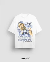 Remera blanca de algodón con estampa de Tupac Shakur y el título de su álbum "All Eyez On Me". Corte oversize unisex.