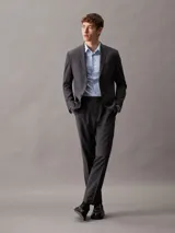 Camisa celeste de popelín de algodón elástico, corte slim, manga larga y cierre frontal con botones.
