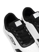 Championes urbanos Umbro color azul marino con suela blanca.