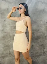 Vestido ajustado color naranja con un solo tirante y diseño cut-out en la cintura.