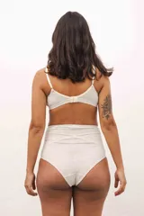 Bombacha maternal color crudo de algodón con cintura alta y faja de contención delantera.