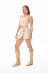 Short pollera color beige con cierre cruzado con botones.