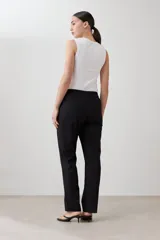 Pantalón de vestir negro, de corte recto, con bolsillos laterales y traseros.