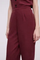 Pantalón de vestir color bordó, de corte recto y tiro medio.
