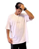 Remera blanca de corte holgado con estampado circular en la espalda con texto en color violeta.