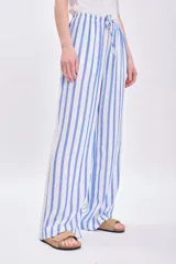 Pantalón de pijama celeste y blanco a rayas verticales, de corte recto y tiro alto.