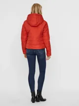 Campera puffer color naranja, con capucha, cierre frontal y bolsillos laterales con botón a presión.