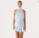 Vestido corto celeste con finas rayas verticales blancas, cuello halter fruncido y cintura y ruedo con frunces.