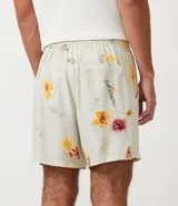 Bermuda boardshort color beige con estampado floral en tonos naranja y rosa.