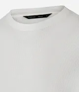 Remera de manga larga color blanco, confeccionada en tejido waffle con cuello redondo y corte regular.