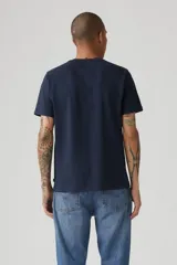 Remera azul marino de algodón con logo Levi's amarillo estampado en el pecho.
