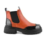 Bota Chelsea color marrón con elástico lateral negro, puntera y talón en charol negro, suela track y tiradores en la caña.