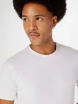 Camiseta de hombre de algodón color negro, de corte clásico y cuello redondo.