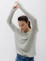 Sweater de punto color verde salvia, con mangas largas y diseño holgado.