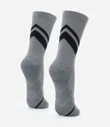 Medias deportivas Puma de caña alta, color blanco con detalles en azul y negro. Diseño con compresión y estampado geométrico.