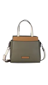 Cartera color beige con doble asa corta y correa larga extraíble. Tiene un bolsillo principal con cierre y varios bolsillos interiores.