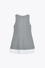 Vestido mini gris con cuello barco y sin mangas. Falda con tablas en color blanco. Cierre trasero con cremallera oculta.