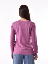 Remera manga larga color lila con estampa frontal con la frase "Tout est magique".