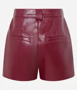 Short pollera de cuero sintético color bordó, con bolsillos delanteros con solapa y cierre frontal con cremallera.