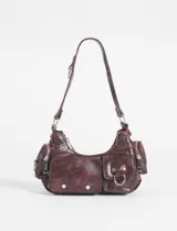 Cartera de hombro color marrón con textura símil cuero, múltiples bolsillos externos con cierre y correa ajustable.