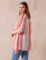 Camisa larga de rayón marca Robert Louis, color beige. Tiene cuello con solapa, abertura central con botones y mangas regulables con presilla y botón. Los laterales tienen tajo.