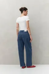 Pantalón de jean azul de corte recto, con tiro alto y bolsillos laterales.