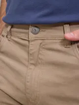 Bermuda de jean color beige, corte recto, con cinco bolsillos y presillas para cinturón.